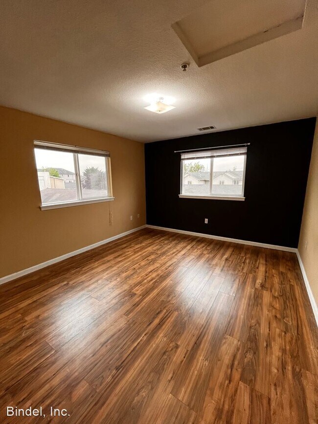 Building Photo - 2 br, 1.5 bath House - 2945 Rainbow LN