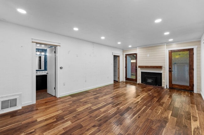 Building Photo - Meticulously UpdatedComstock Rancher!