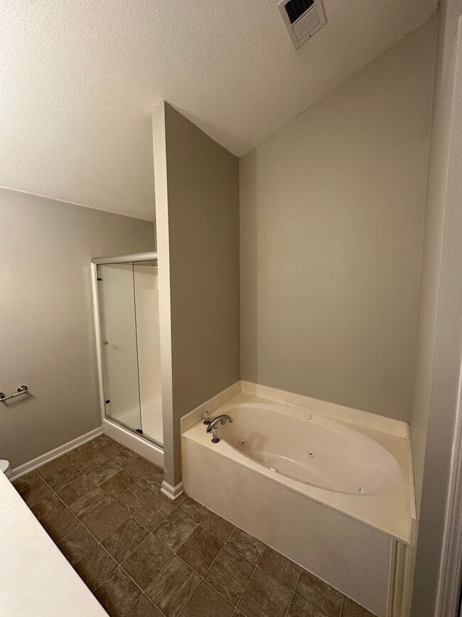 Building Photo - Bright open 3BR/2ba with bonus, 1900 sq feet!  Pets are owner's approval, fees apply.