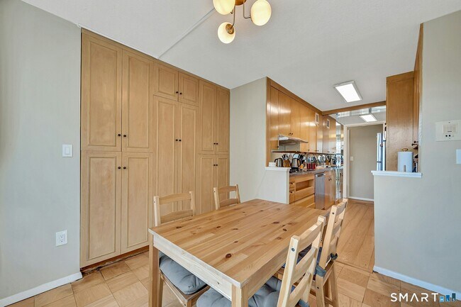 Building Photo - 44 Strawberry Hill Ave