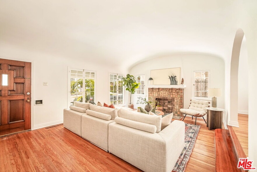 Living area - 842 S Sycamore Ave