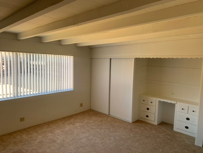 Building Photo - Three Bedroom Home in Beautiful Neighborhood