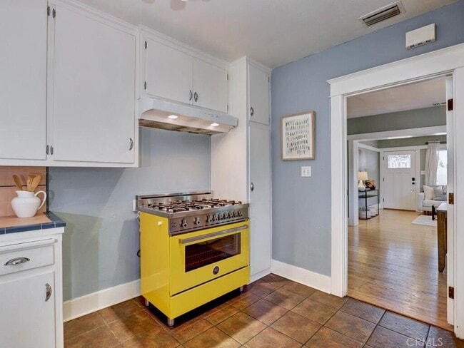 Building Photo - 229 Jacaranda Pl
