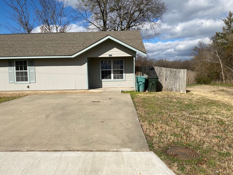 Building Photo - 1501 E Thomas St