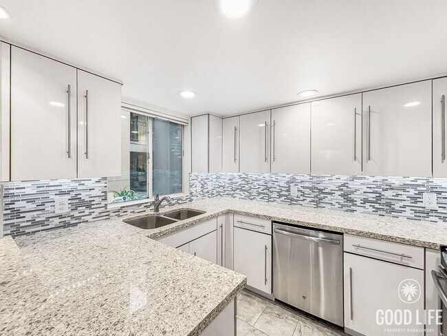 Building Photo - Charming 2BD/2BA Condo in Hillcrest W/ W/D...