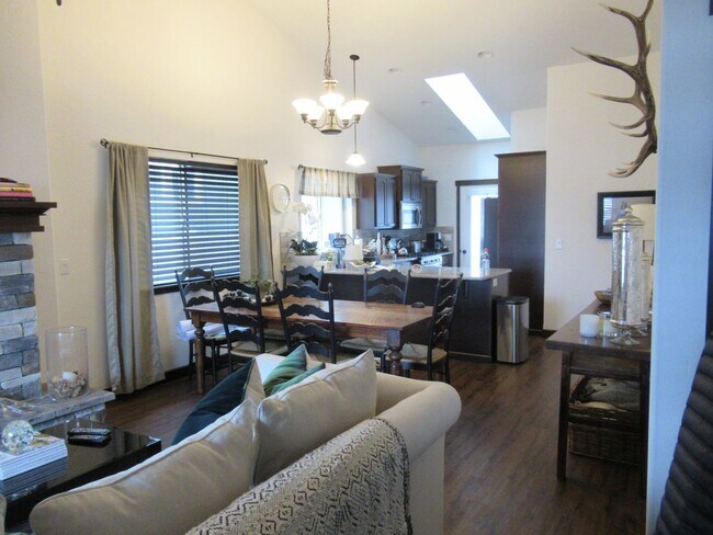 Building Photo - Beautiful home in CDA