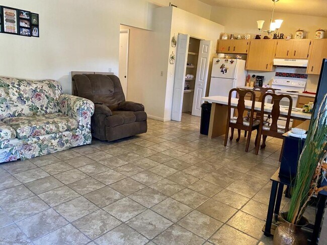 Building Photo - 493 N Sams Point