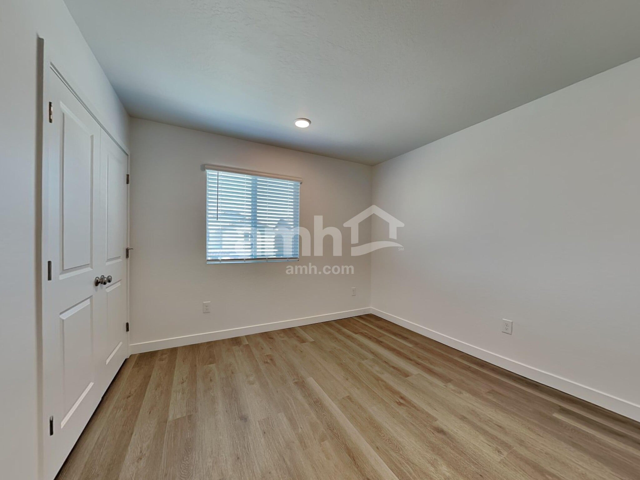 Building Photo - 9822 W Parkway Dr