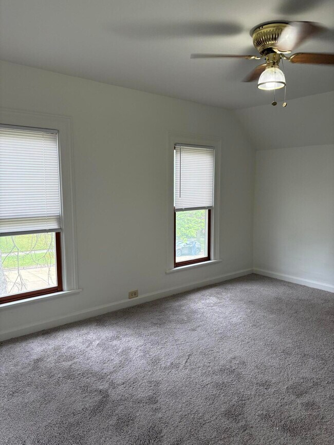 Building Photo - 201 Oak St