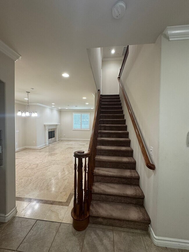 Building Photo - Monrovia 3beds 2.5 bath PUD for lease