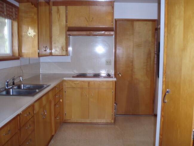 Building Photo - **PENDING APP**Cute 2 Bed 1 Bath Duplex in Tacoma