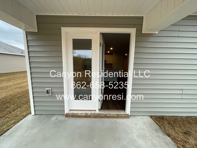 Building Photo - Great Location near everything, beautirul 4 Br 2 Bath