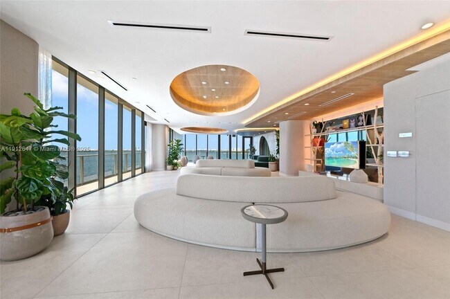 Building Photo - 700 NE 24th St