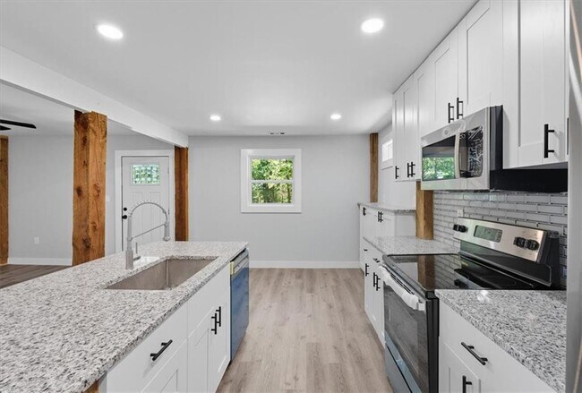 Building Photo - 96 Collins Rd