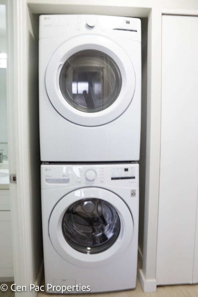 Building Photo - 2 Bed/2 Bath/1 Parking - Beautiful Unit with Nice View in Salt Lake!