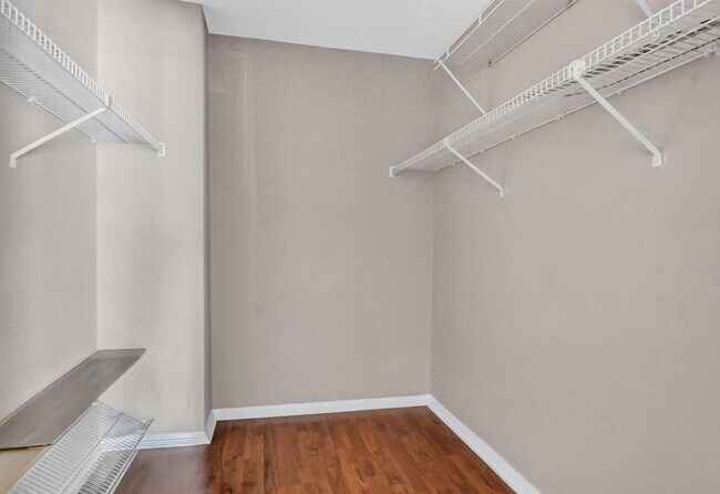 Building Photo - 301 Club Cir