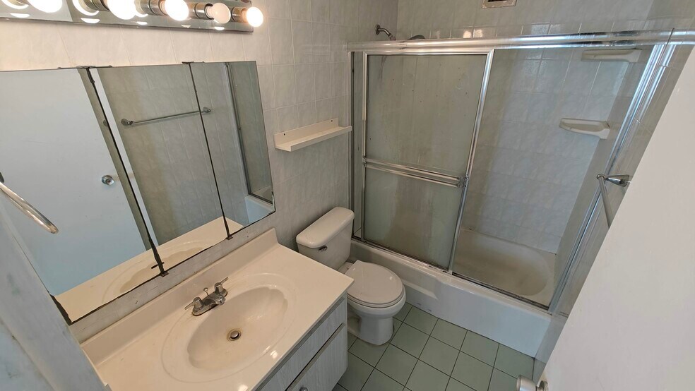 Building Photo - 999 Brickell Bay Dr