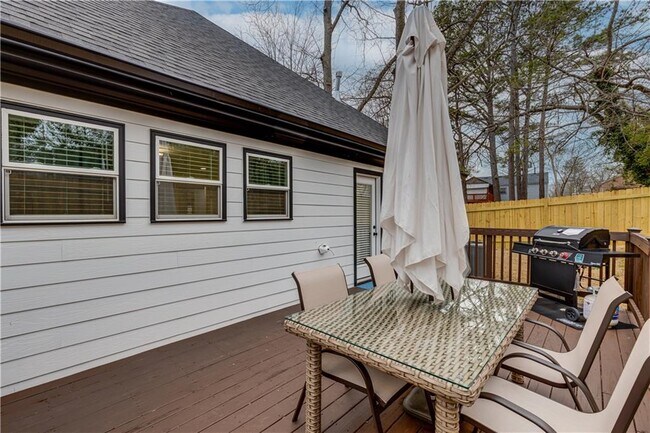 Building Photo - 551 Woodrow Ave