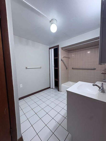 Building Photo - 514 Main St