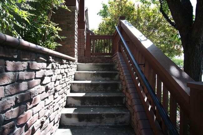 Building Photo - NOW AVAILABLE- NEW PRICE! Spacious 3-Bed, ...