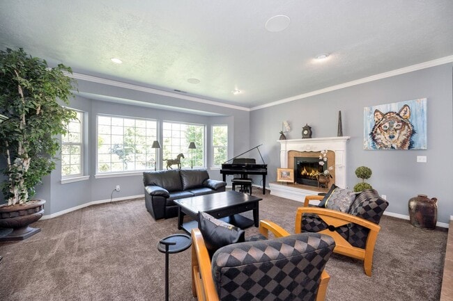 Building Photo - Immaculate Home for rent in gated cul-de-sac!