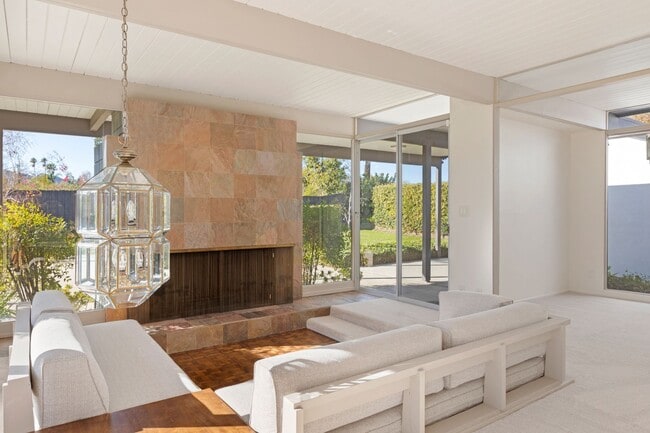 Building Photo - Stunning Mid-Century Modern 4 BR 3 BA with Bonus Room and Office