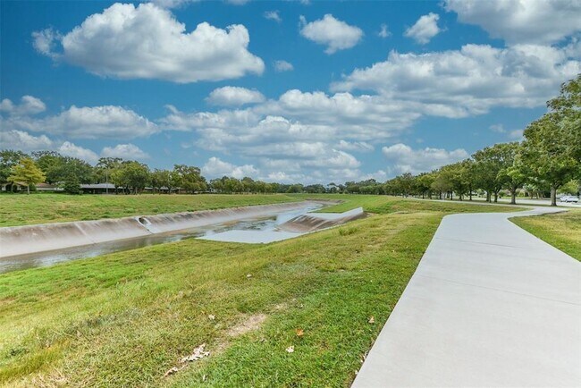 Building Photo - 3809 N Braeswood Blvd