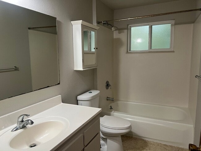 Building Photo - 280 SE Donnelly Ln