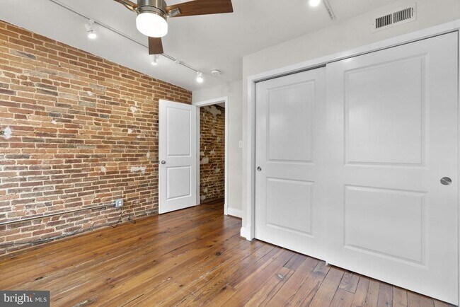 Building Photo - 112 E Randall St