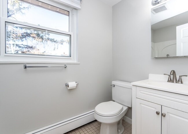 Building Photo - 182 1/2 River St