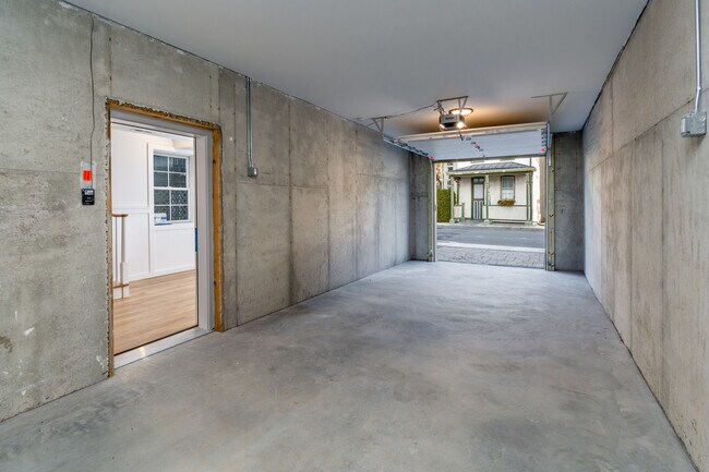 Building Photo - 17 Wilson St