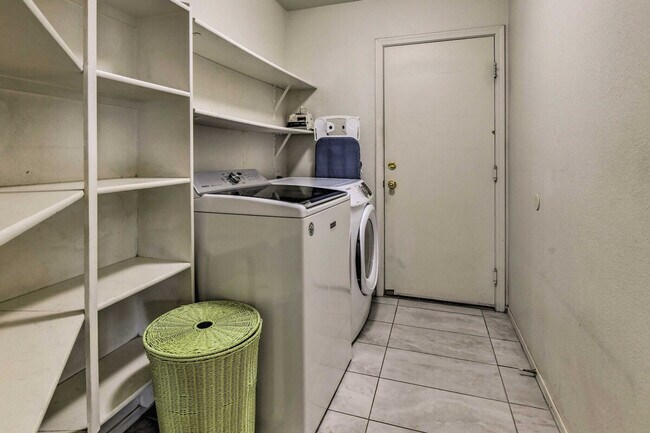 Building Photo - 1836 N Parkside Ln