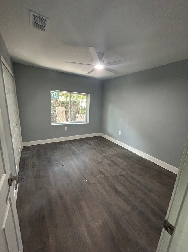 Building Photo - 413 E Kentucky Ave