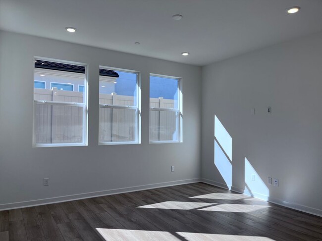 Building Photo - 4077 Pomelo Dr