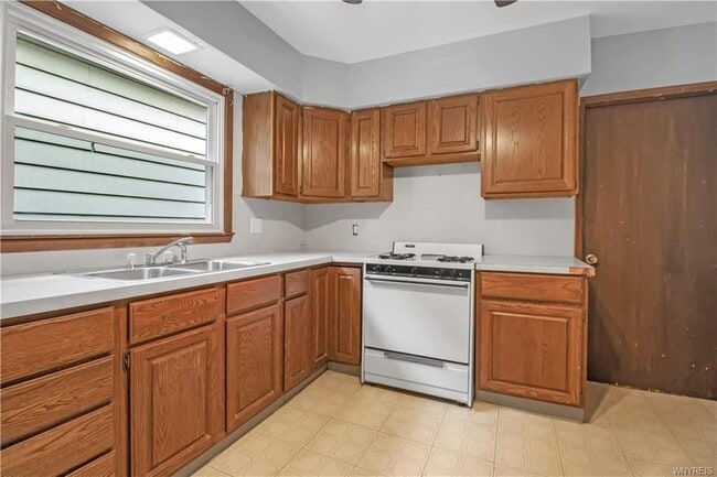 Building Photo - 374 Baynes St