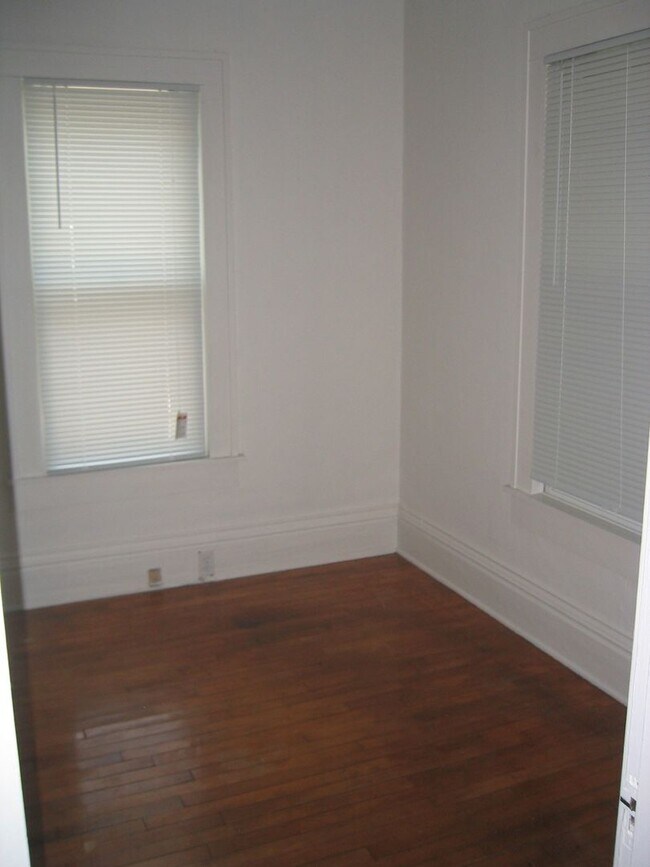 Building Photo - Van Hise Two Flat