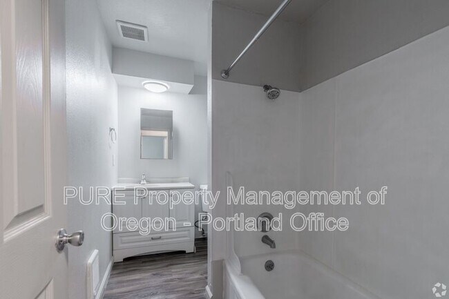 Building Photo - 760 Plymouth Dr NE