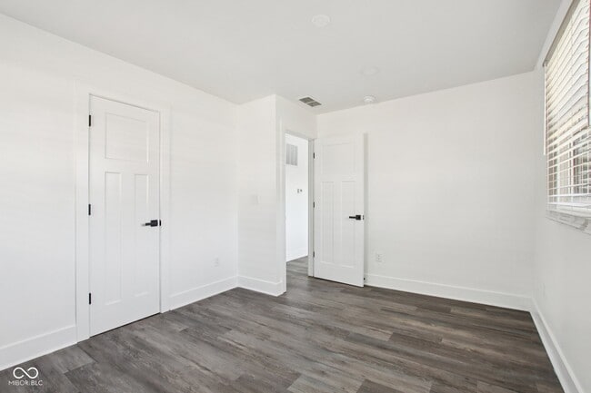 Building Photo - 21 N Devon Ave