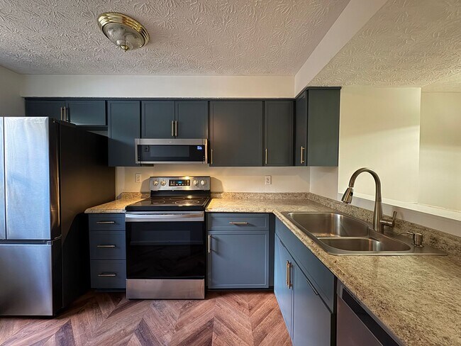 Building Photo - Charming 2 Bed 2 Bath Home Within Convenient Newington Commons Community