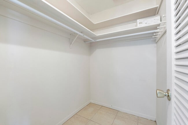 Building Photo - 212 W High Point Terrace