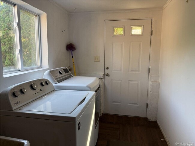 Building Photo - 11 Syosset Cir