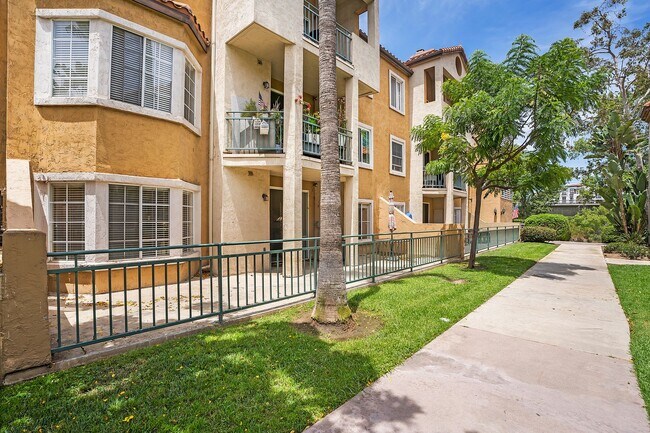 Building Photo - Stylish Furnished 2BR/2BA Condo with Resor...