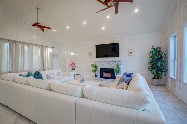 Building Photo - 8402 Columbia Dr