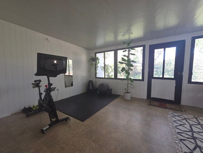 Building Photo - Mid-town Ventura 3 Bedroom 2 bath single level home