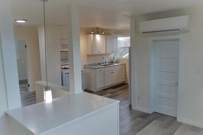 Building Photo - 487 Scenic Dr