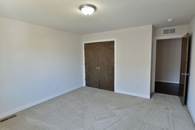 Building Photo - Shelby Township Townhouse -3 Bedrooms, 2.5 Baths, 2-Car attached garage, 1885 SF