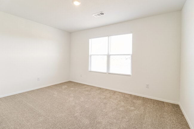 Building Photo - 47 10 Point Ln