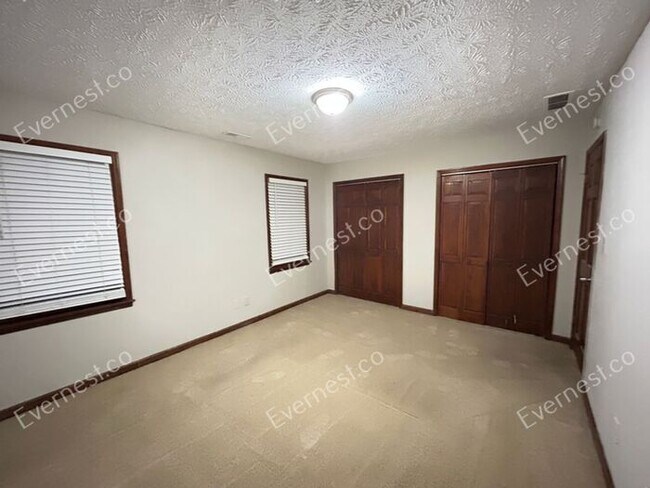Building Photo - 170 Olde Oak Dr