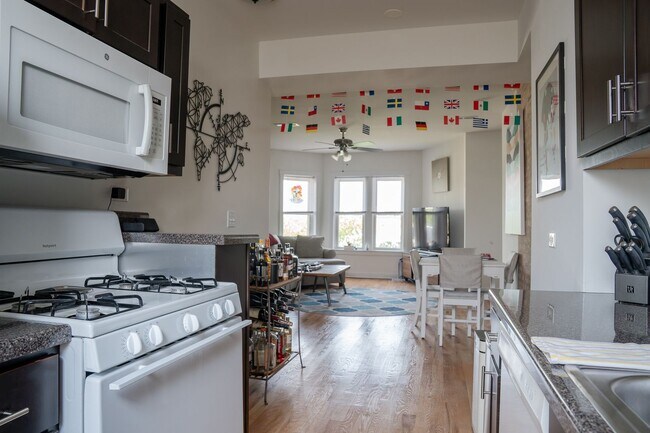 Building Photo - Albany Park - 2 Bed / 1 Bath - Laundry In-Unit w/ Central Heat