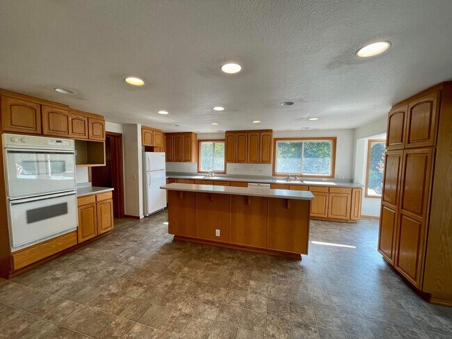 Building Photo - Large home on acreage!